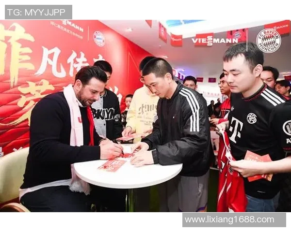 足球巨星现身机场粉丝热情迎接现场气氛火爆引人关注